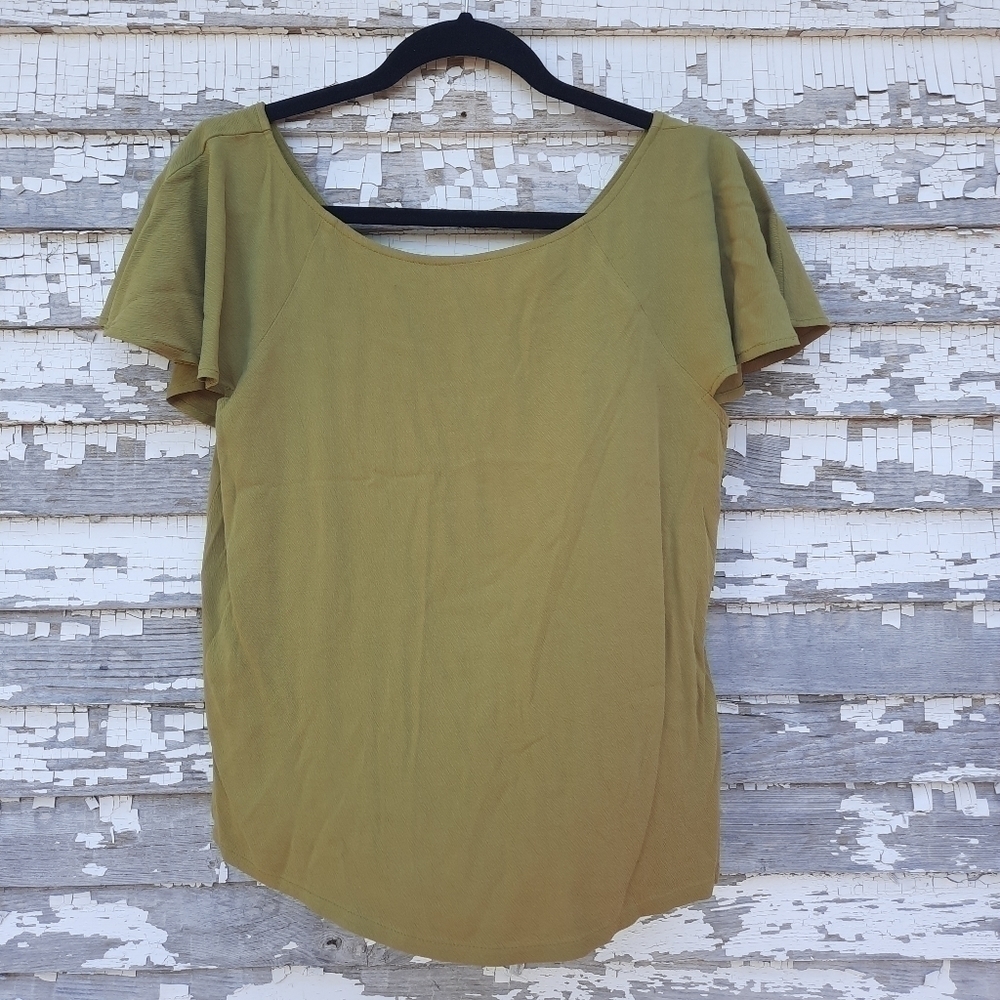 🌟 The Odells ruffle back shirt size small